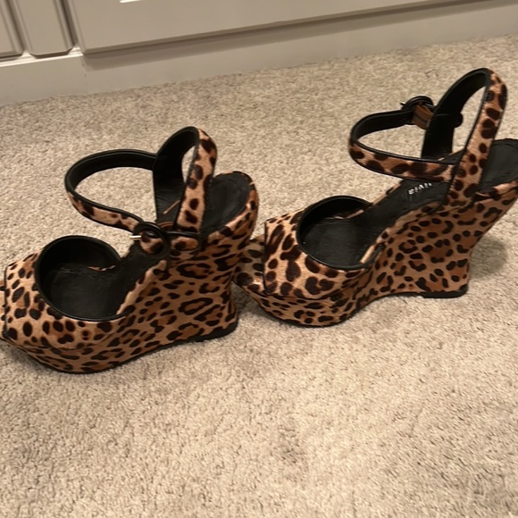Brand new Alice and Olivia leopard platform sandal.  Never worn.  5 inch heel - Picture 4 of 4